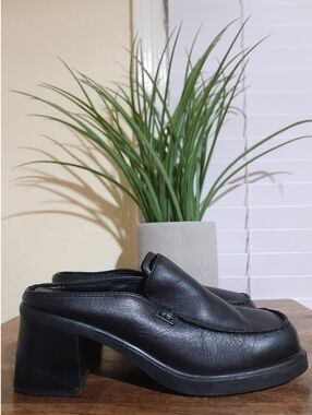 SOLD🟠🟠🟠🟠🟠🟠Y2k MIA black leather square toe heeled mules sz 7 Brazil